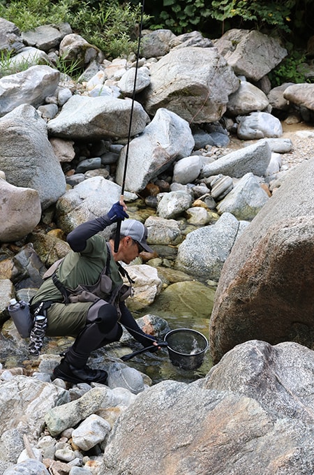 水たまりのような狭いポイントで2尾目をキャッチ。これはやや痩せていたためすぐにリリースした。