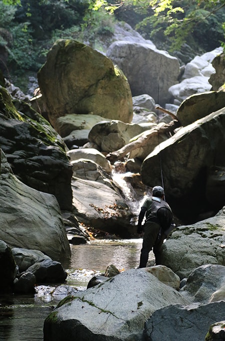ちょっとした物置か軽トラックほどの大岩が折り重なるポイントに差し掛かった。釣りをしていなければ、まず見ることのない風景である。