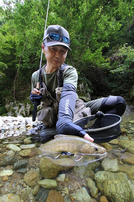 文句なしの尺上イワナ。これまでの苦労が報われた瞬間である。