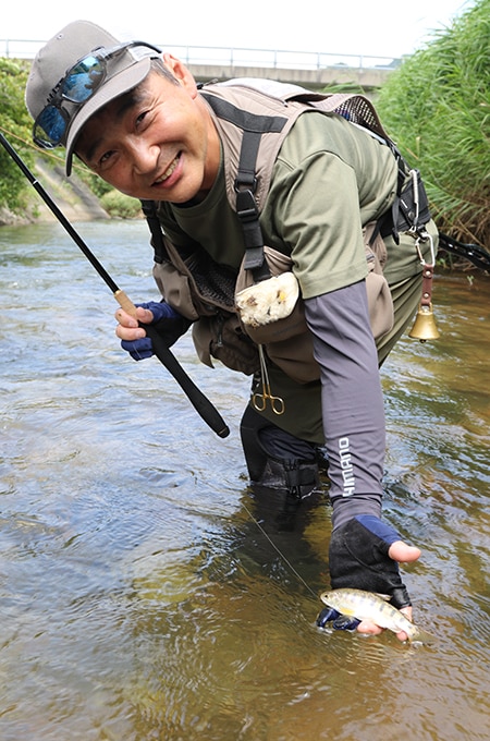 大物を仕留めた後は下流に大きく移動して延長戦を楽しむ。ここでは可愛いヤマメが遊んでくれた。