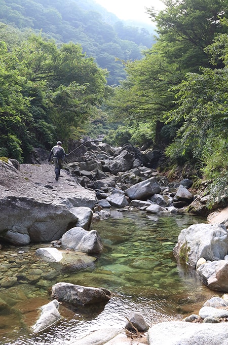 エントリーしたのは久婦須川。久婦須川ダムの上流は大石が美しい渓となる。