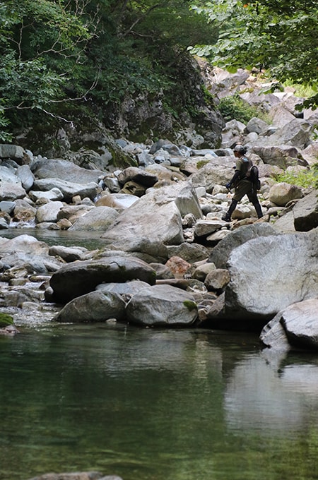 前日に竿を出した大長谷川に比べ、久婦須川の渓相は石が大きくダイナミックな印象を受ける。