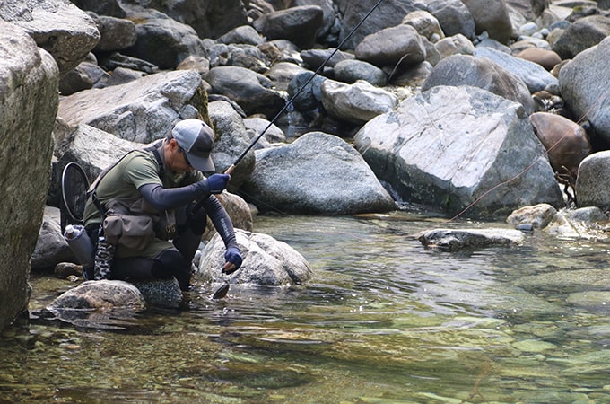 竿出しから30分、ようやく1尾目がヒット。グローブを湿らせ、ハンドランディングで優しく取り込む。