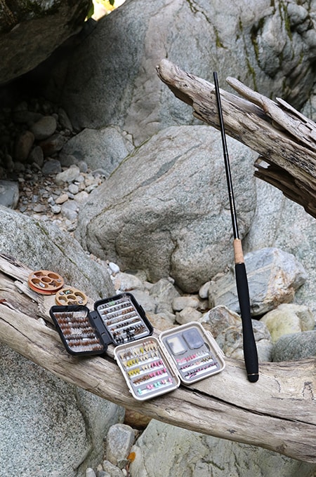 大沢さんが久婦須川に持ち込んだタックル一式。竿は自身が開発に携わった『渓流テンカラ34-38』。一般的な渓流域におけるメインロッドだ。