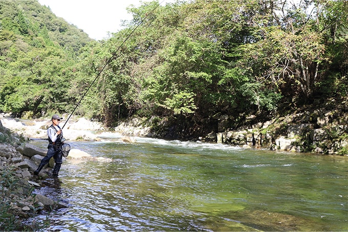 満を持して弧渓がアマゴの引きをとらえた。スパイラルXコアでビルドアップしたブランクスは軽いうえにブレにくく、中〜小型であれば片手でも楽にやり取りすることができる。