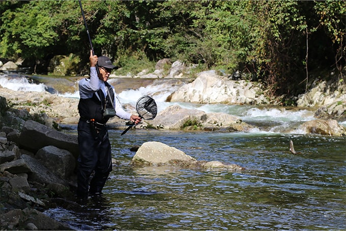 魚が浮いたら一気に抜く。引く抜く際も竿の軌道が安定しているので、魚をコントロールよく玉網へ導くことが可能だ。