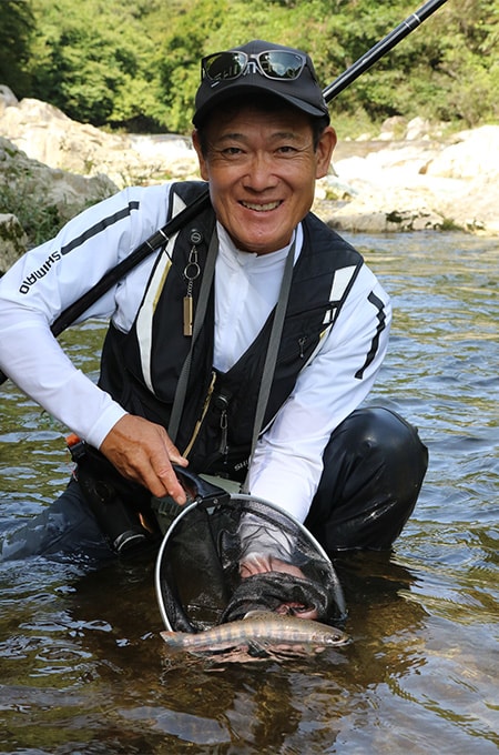 次に喰ってきたのはサビのない綺麗なアマゴだった。半月前は好調だった小川だが、この日はアタリが散発。午後からは大きく場所を移ることにした。