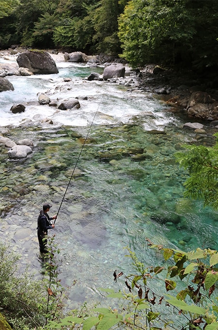 午後から入ったのは阿寺川。エメラルドグリーンの美しい流れは「阿寺ブルー」と称され、川沿いの遊歩道が開放される時期には多くの観光客が訪れる。