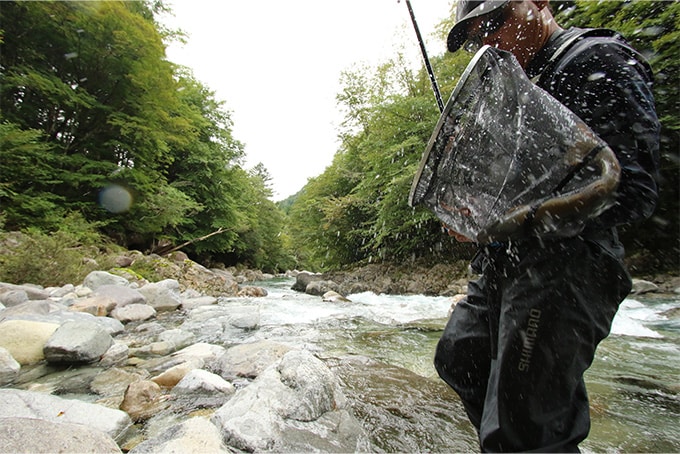 めぼしいポイントをテンポよく攻めていくと小気味よいアタリがきた。走りを止めて一気に引き抜く。