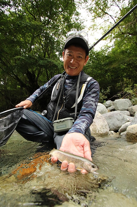 喰ってきたのは元気なイワナ。観光客が行き交う遊歩道の真下での釣果だ。
