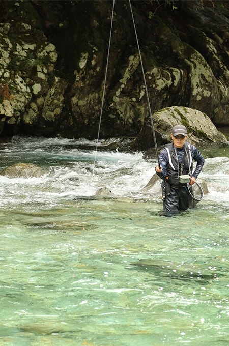 釣り人は井上聡さん。初代から弧渓の開発に携わってきた渓流のオールラウンダーである。