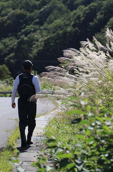長雨の影響で、木曽に訪れたのは9月も下旬に差し掛かる頃だった。ススキの穂がたなびく小川の周辺には、すでに秋の気配が漂っていた。