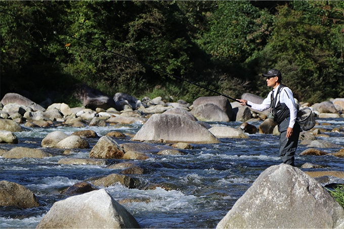 小川の下流部は開けた渓流域。岩で分けられた無数の小さな筋を攻めていく。
