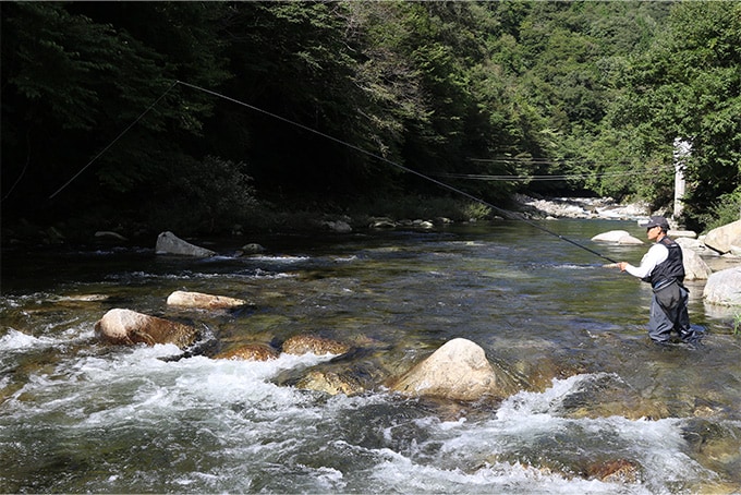 中流域に差し掛かると川幅がグッと狭くなり、水量も増してきた。いかにもアマゴが潜んでいそうな雰囲気である。