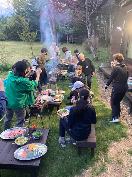 講習初日の夕食はペンションの中庭でのバーベキュー。日が暮れるまで楽しいひとときを過ごしました。