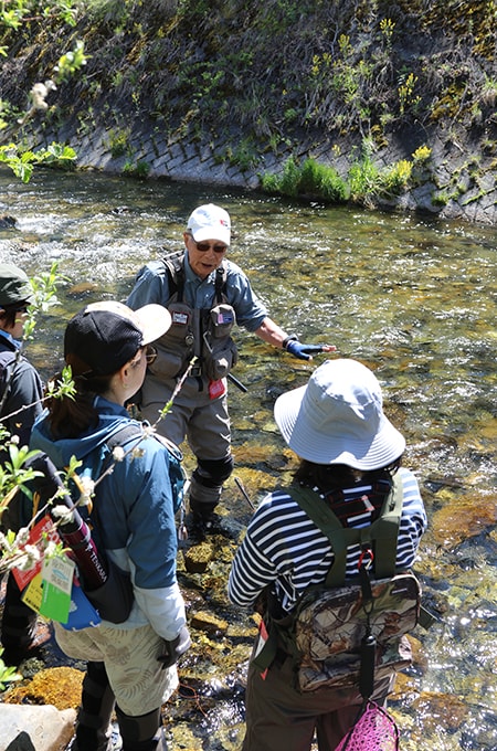 実際に川に入ってリアルな知識を身に付けられるのが講習会に参加する最大のメリット。ポイントの選び方、毛バリの流し方などが容易に理解できます。