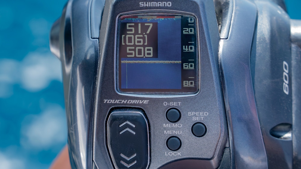 【探見丸スクリーン】探見丸搭載船であれば子機がなくても探見丸情報をカラー液晶で見ることが可能。アマダイ狙いでは水深と底質の変化がヒントになった 【探見丸スクリーン】探見丸搭載船であれば子機がなくても探見丸情報をカラー液晶で見ることが可能。アマダイ狙いでは水深と底質の変化がヒントになった