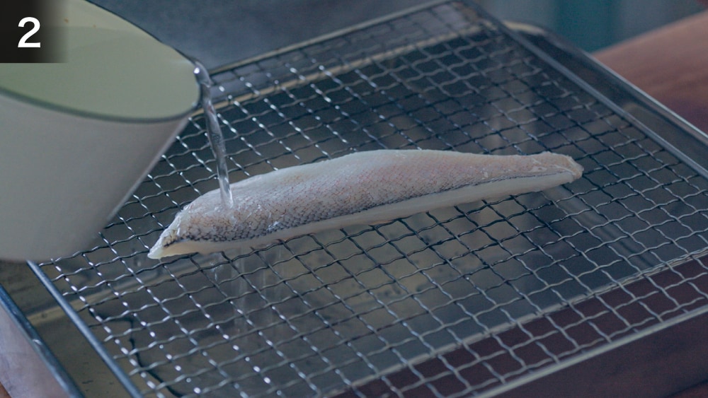 ②松皮造りは皮目にサッと熱湯をかけて ②松皮造りは皮目にサッと熱湯をかけて