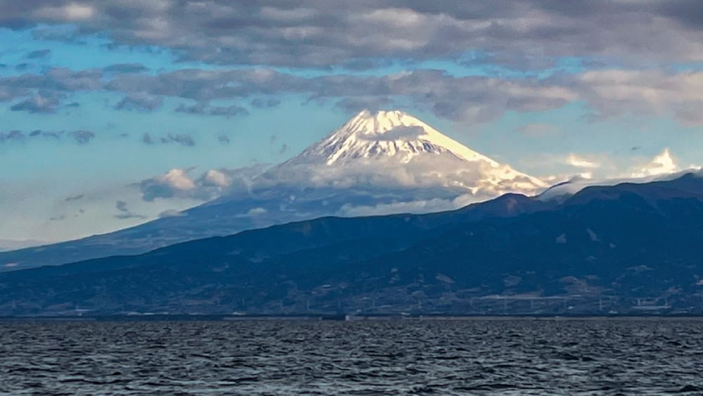 ほんのひととき富士山が顔を出した。 ほんのひととき富士山が顔を出した。