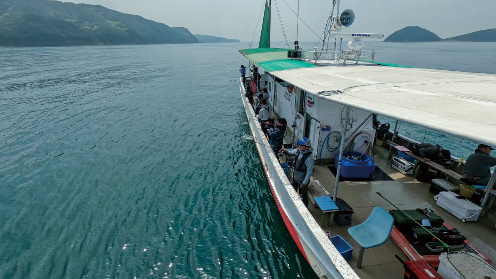 船はエンジン流しで釣り人は両舷に並ぶ。テンヤは6~12号、さらに深場と速潮に備えて15号を用意したい 船はエンジン流しで釣り人は両舷に並ぶ。テンヤは6~12号、さらに深場と速潮に備えて15号を用意したい