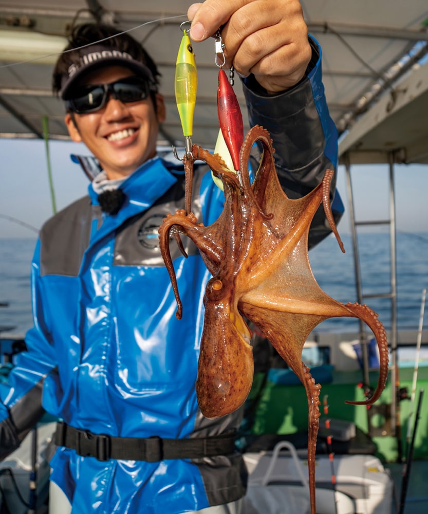 当日の1杯目は潮が緩んだタイミングでスッテ2本仕掛けをキャストしてキャッチ。2杯目は逆に速潮の中、エギ2本仕掛けで短い定点小づきを繰り返して（下図参照）キャッチした。