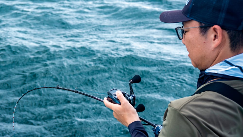 1投目からアタリ連発！フォースマスター300のパワーとドラグはドラゴン級の口切れを防ぎつつ上げてくるのにピッタリだ