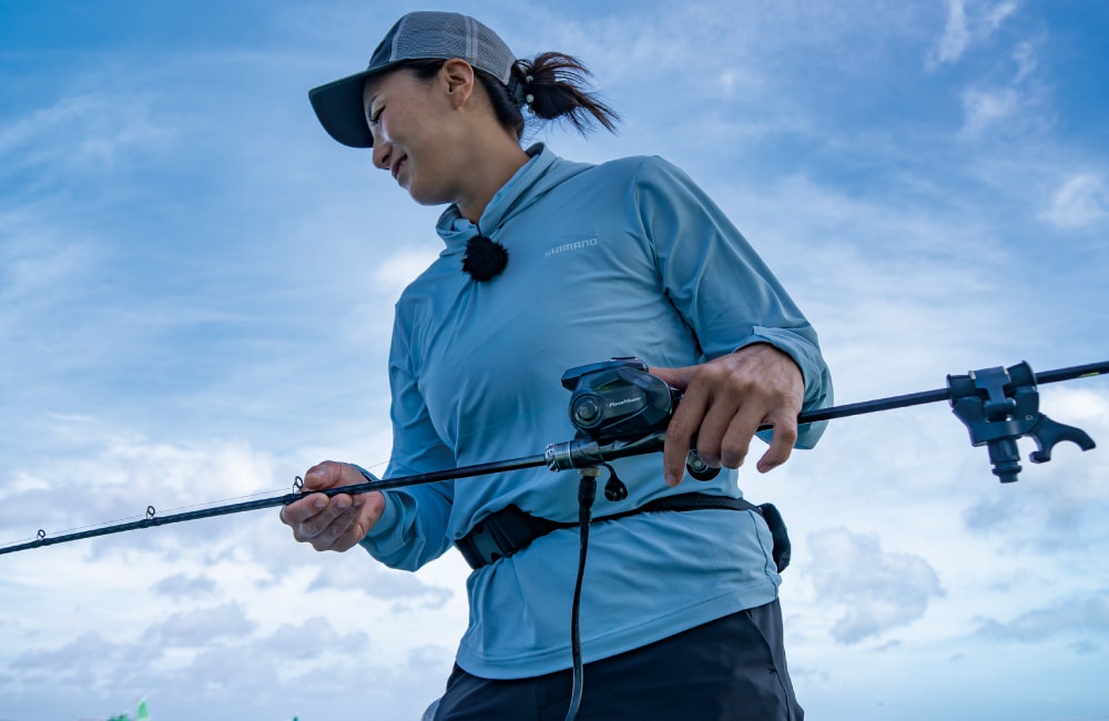 ロッドを揺すりながら巻き上げる「バイブレーション」は超ハード。電動の微速巻きで竿を両手で持って誘うと楽ちんだ！