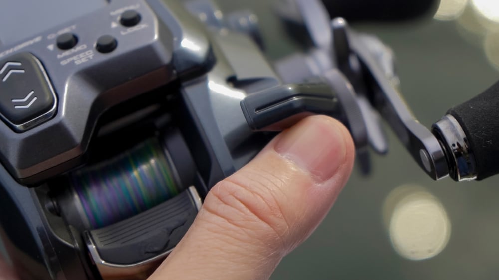 落ち込みで反応する、あるいはアタって掛からないときはNEWフォールレバーでテンヤの沈降速度を遅くするのも一手だ