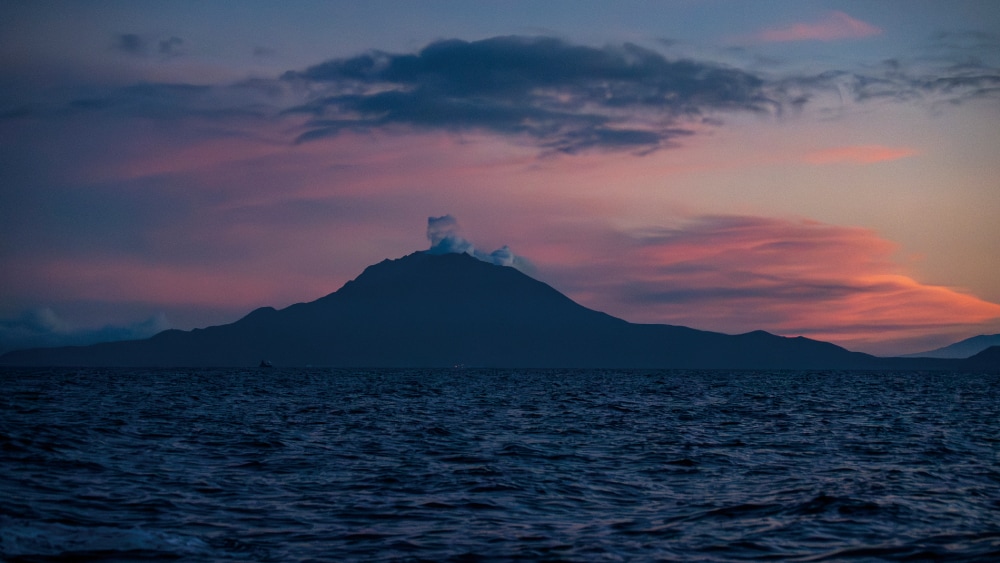 桜島を背に鹿児島港から出船