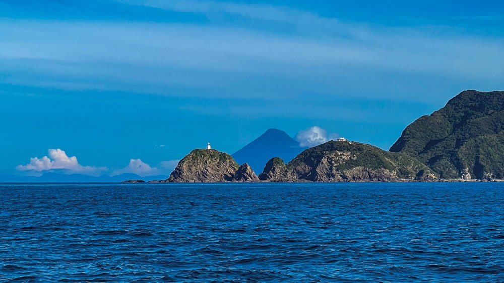 薩摩半島先端の開聞岳と大隅半島先端の佐多岬が重なって見える場所がポイント