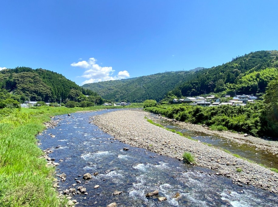 四季をダイレクトに感じられる、日本の渓。釣れない日は、写真撮影に走りがち。