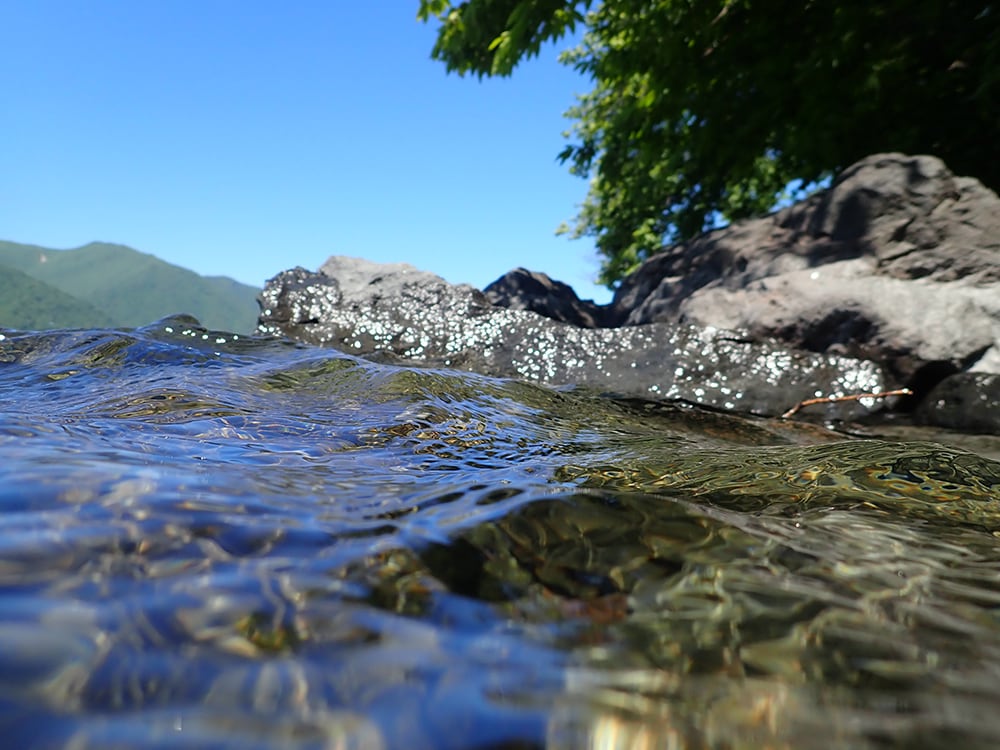 清く澄んだ水が周囲の風景を鏡のように映し出す。トラウトフィッシングに最適な環境が整っている中禅寺湖。遠征者も多いが北関東という立地柄、首都圏からも釣行圏内におさまる。