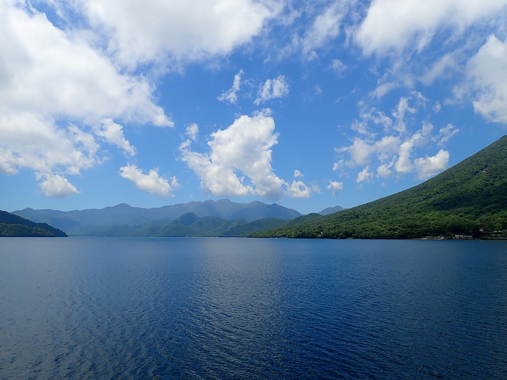 緑と青が調和した雄大な湖面が広がる6月の中禅寺湖。観光地としても有名な同所はトラウティストならずとも訪れる価値がある魅惑のネイチャースポットだ。