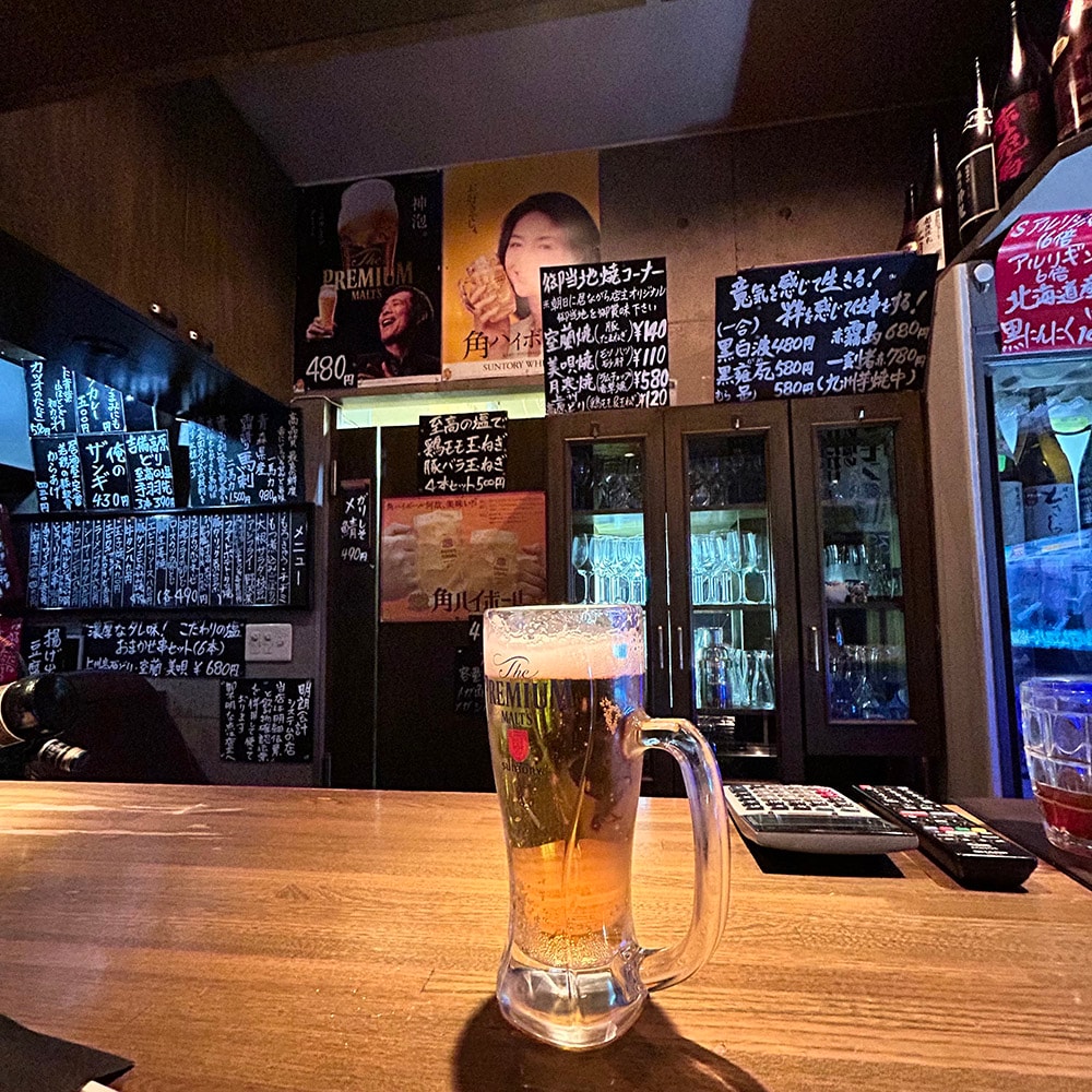 良い釣りをした夜は祝杯！クセの強い飲み屋さんを探すのも旅の楽しみです。