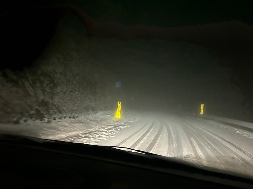 雪のいろは坂。GWまではスタッドレスです 雪のいろは坂。GWまではスタッドレスです