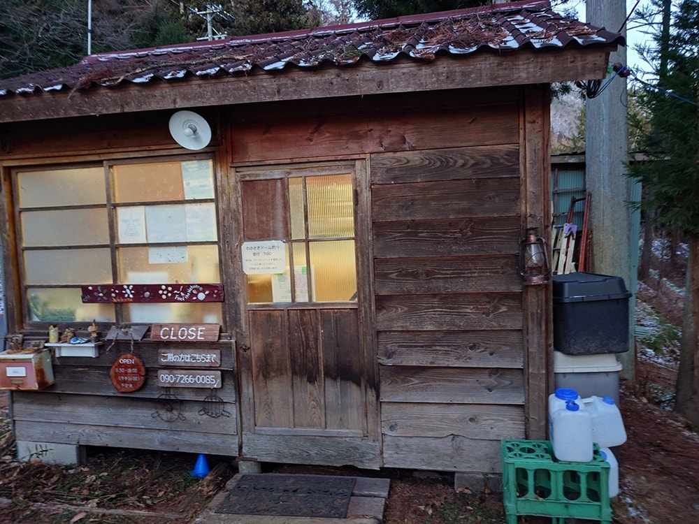 午前7時に何とも趣がある雰囲気！の小屋で受付を済ませ、林間の道を降りて乗船します。