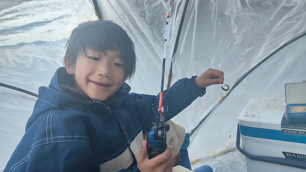 多少の魚影を確認できたポイントで釣り座をセッティングし、朝の時合は子供たちに釣らせることに専念します。