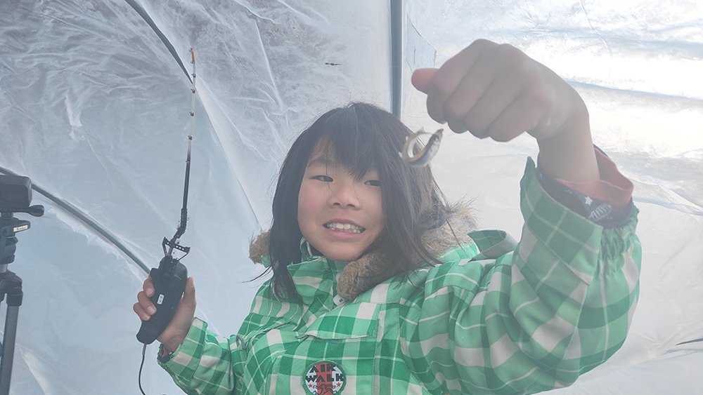 多少の魚影を確認できたポイントで釣り座をセッティングし、朝の時合は子供たちに釣らせることに専念します。