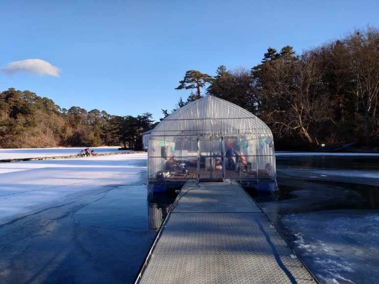 午前6時半過ぎに桟橋ドーム入口の小屋で受付をすませ、桟橋に入場してドーム内へ。