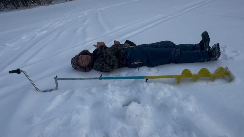 さてめぼしいポイントに到着して早速穴を開けますが、予想通り降り積もった雪は私の身長を超えていました！ドリルを延長してやっと貫通しました。