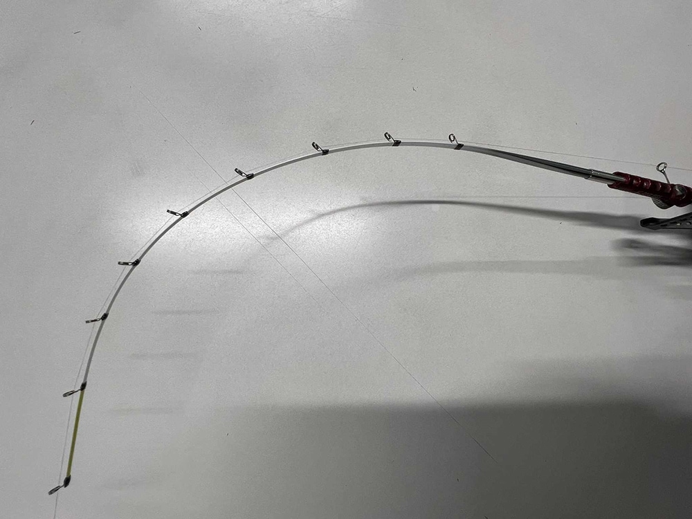 次の写真はワカサギが掛かった時を想定した曲がり