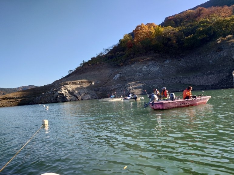 神流湖は、各ワンドなどに張られたロープに船付けをして釣るスタイルです。