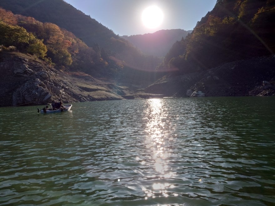 15時すぎに、「柚木沢ワンド」に残ったのは、自分ともう一人のお客さんだけになるまで、粘って・・・1匹追加のみで、15時半にストップフィッシング。