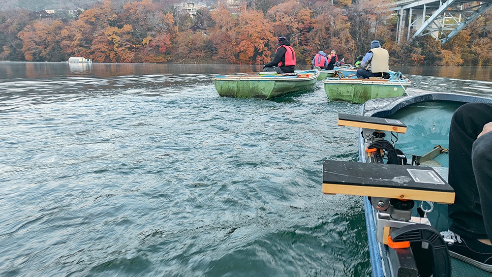 相模湖の最上流部まで来た所で釣りを開始します。