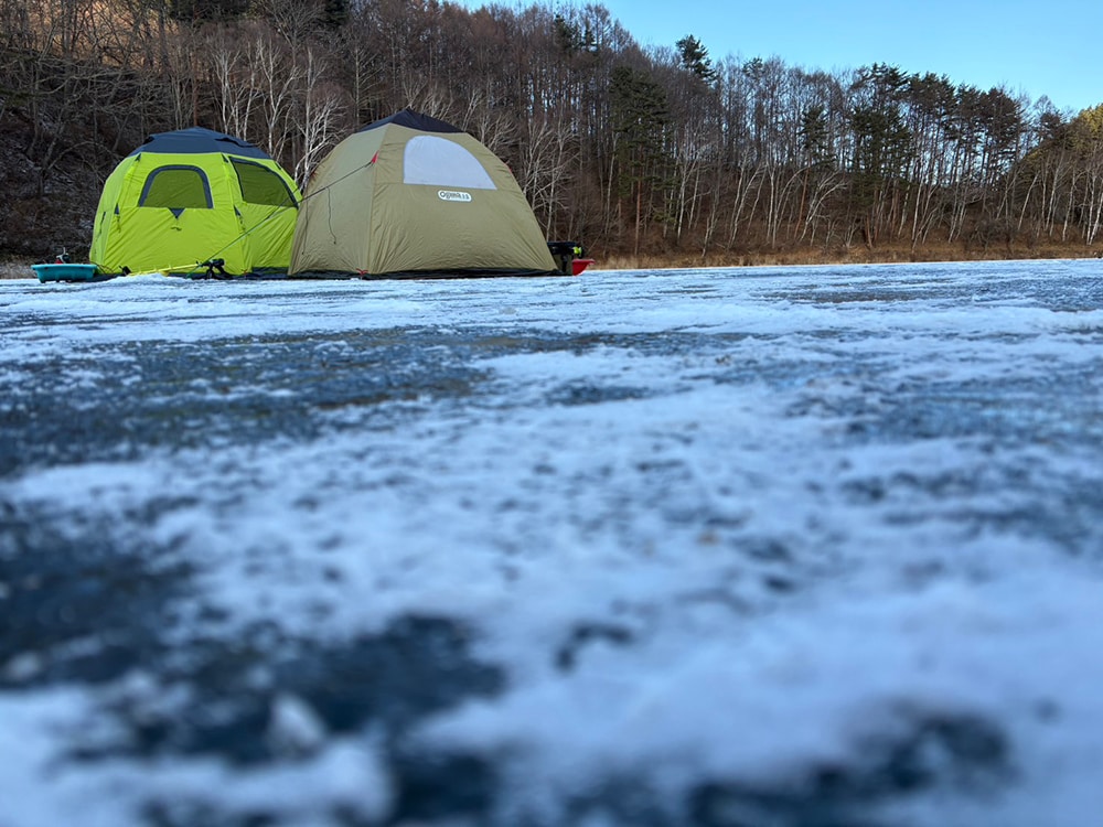 この日は私を含め4名での釣行で、テントを張っての釣りを計画しました。テントは一度設営すると移動は困難なため、ポイントは外せません。