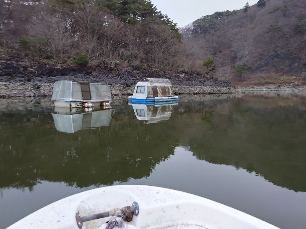 午前6時頃に、「こたつロープ」と呼ばれるポイントに固定してあるミニドームに送迎してもらい、釣り開始です。