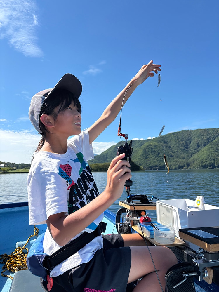 私が準備をしている間に娘はすでに釣りを開始しており、早々に多点掛け。