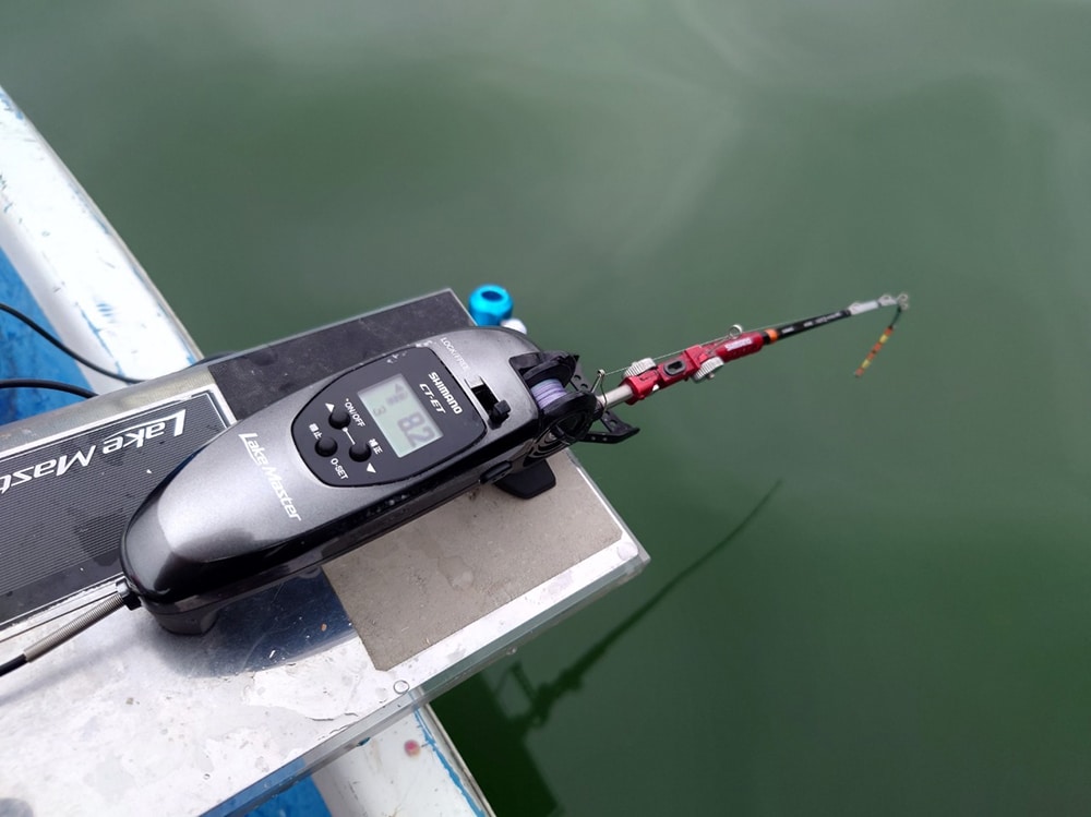 魚探をかけながら、ポイントを見つけます。