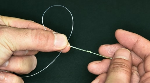 反対側の端糸（写真では左側）で輪を作る