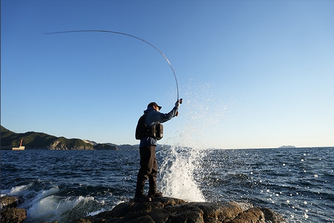 Effortlessly cast and battle with confidence using a lightweight, durable rod.